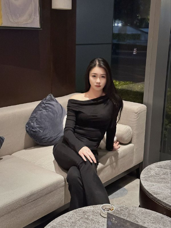 重庆水原希子170御姐重庆新人，身高:光脚170 真胸：36D  年龄00身体特点：真实D奶，天然无整容奶油 肌白皙光滑，热爱健身，大蜜🍑臂热情主动，温柔体贴，黄金比例，前凸后翘可情趣，可Kiss 可69 可验证假赔