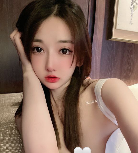 重庆00年169E在校生，短期兼职，小红书网红博主粉嫩干净 温柔优雅 可纯可欲