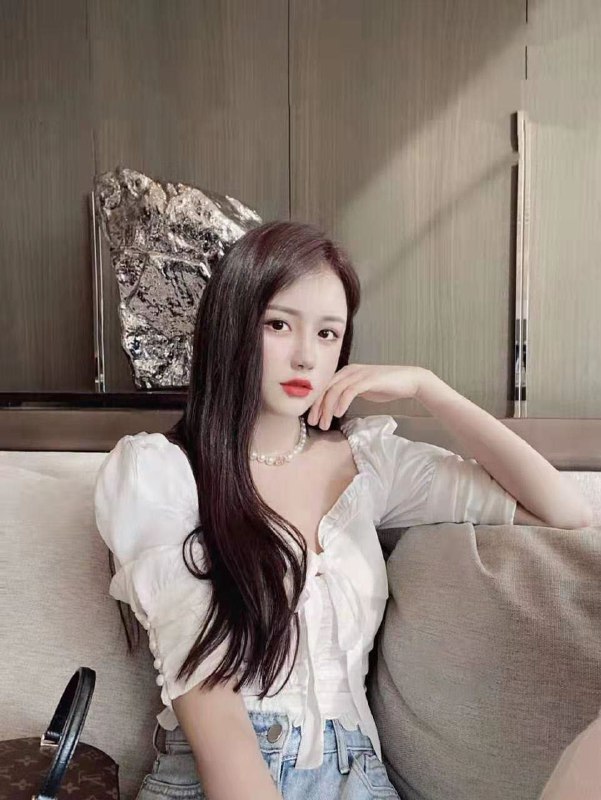 #重庆极品新人02年166C.02年皮肤雪白，大眼睛尖下巴