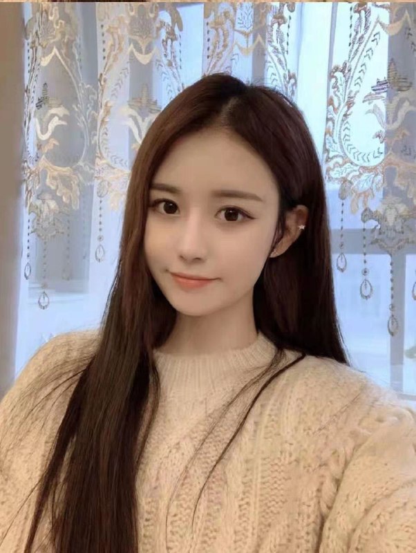 #重庆极品新人02年166C.02年皮肤雪白，大眼睛尖下巴
