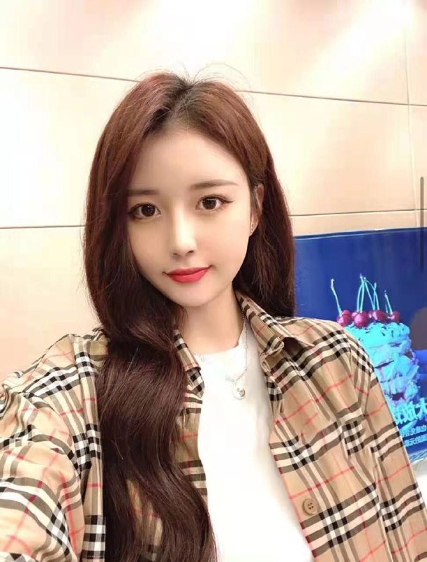 #重庆极品新人02年166C.02年皮肤雪白，大眼睛尖下巴