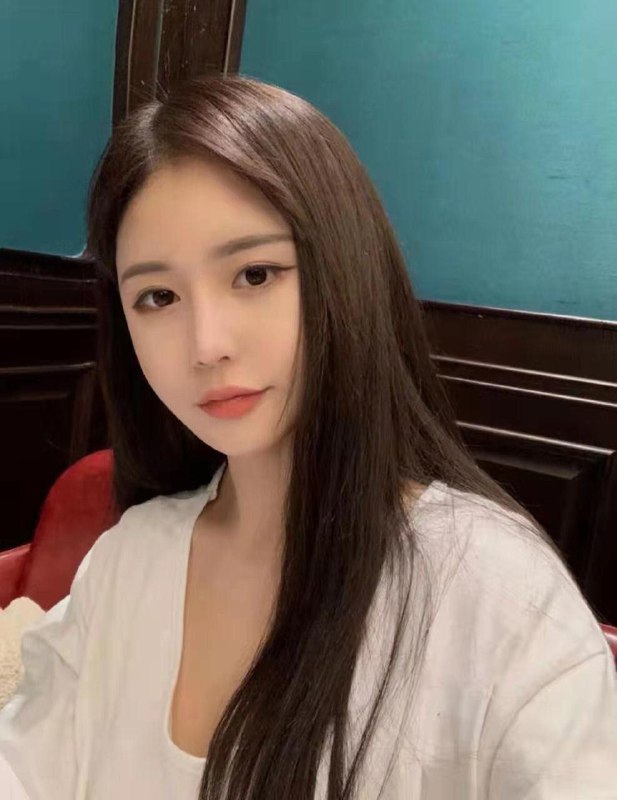 #重庆极品新人02年166C.02年皮肤雪白，大眼睛尖下巴