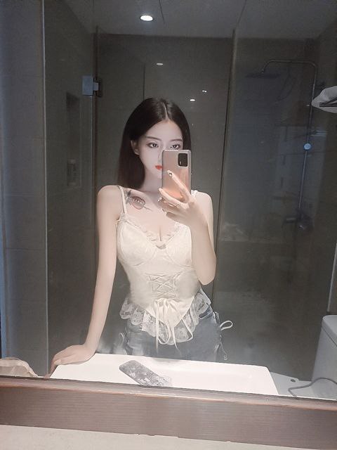 #重庆重庆陈小春 极品大00后超瘦巨汝 细腰E杯，真  身高164 碧玺