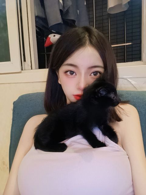 #重庆重庆陈小春 极品大00后超瘦巨汝 细腰E杯，真  身高164 碧玺