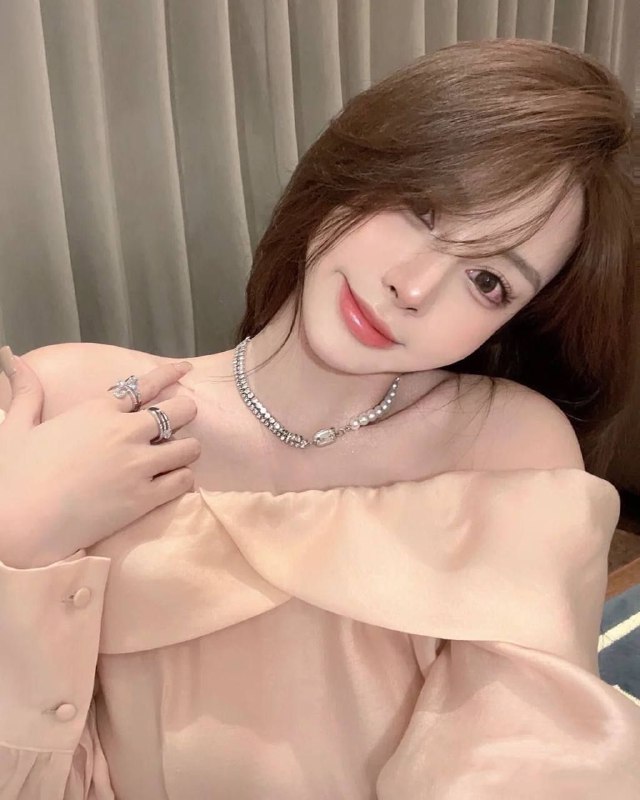 #重庆兼职淘宝模特短开🎬• 身高173 纯天然🐻36D👙超级白• 初次兼职 温柔大方 筷子腿 禁挂圈• 女友feel 不催不事 高颜值 高素质🌛