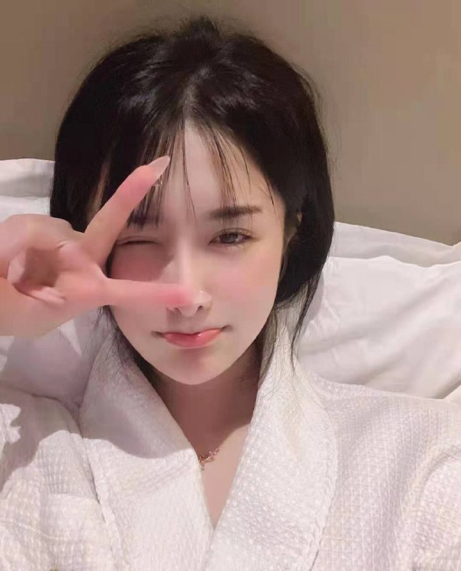 #重庆落落• 新人首开刚下水• 肤白貌美 性格活泼• 热情大方 真人真照💧• 高168 天然C•0⃣️2⃣️年 真实数据• 不催 不事  真人真照随意验证。