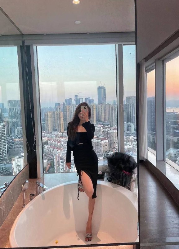 #重庆兼职淘宝模特短开🎬• 身高173 纯天然🐻36D👙超级白• 初次兼职 温柔大方 筷子腿 禁挂圈• 女友feel 不催不事 高颜值 高素质🌛