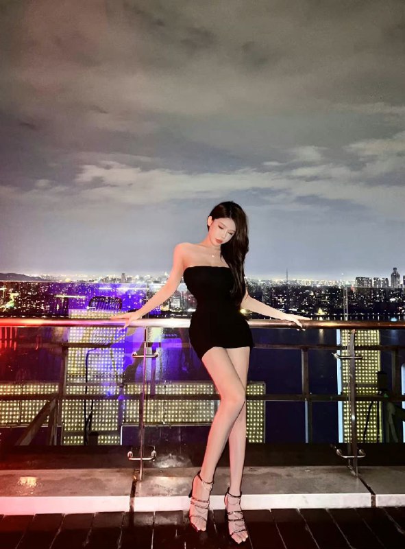 重庆极品网红骚蜜天然🐻氵多 人间水蜜桃01年 174D私处会吸夹 有概率潮喷豪华工作室 短期🎬请提前预约