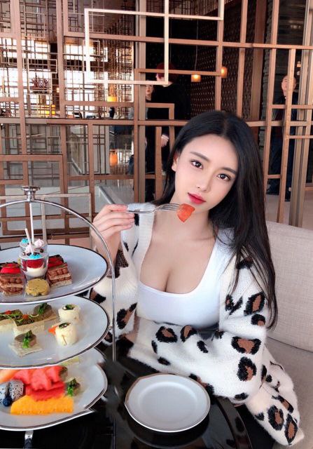 重庆极品大蜜🐻E肤白貌美大长腿，全身雪白，前凸后翘，活好，温柔多情、