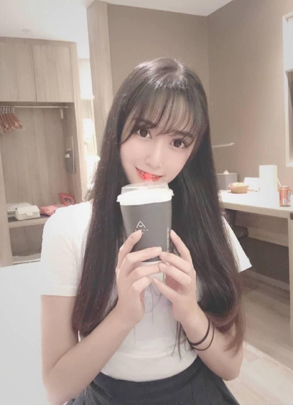 00年真实大学生兼职，0整容，纯天然，真人真照，170.94斤🐻D，长沙妹妹，性格极其温柔，听话乖巧，淘宝模特。