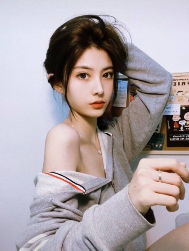 重庆♥️新人首开• 年龄/Age 21岁• 身高/Height 168cm• 胸围/Bust 真实C• 兼职/Occupation 校花• 服务包好评 真人可验证