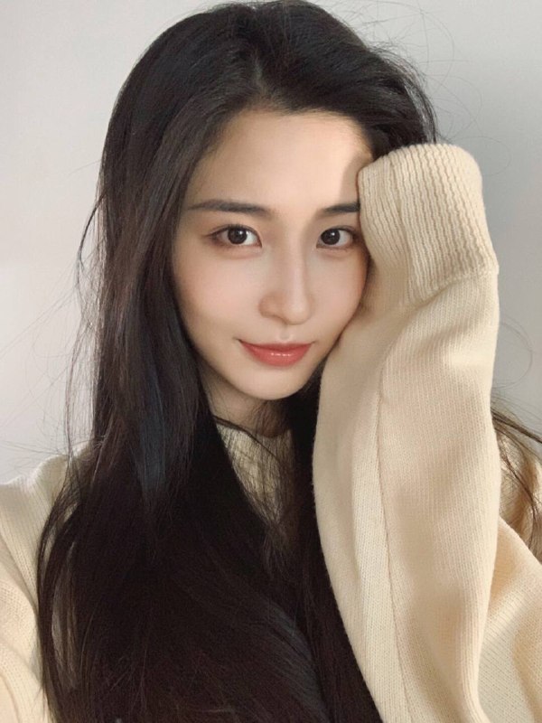 • 重庆陈筱薇💎💎极品169D，皮肤雪白，五官精致• 身材好，胸大腰细• 气质佳，纯天然五官，会来事儿