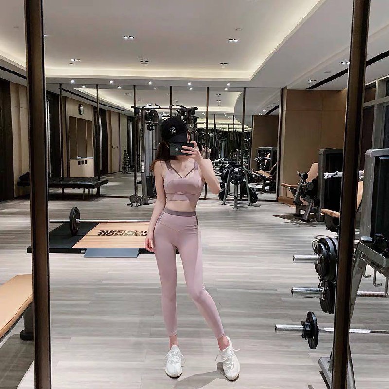 • 重庆陈筱薇💎💎极品169D，皮肤雪白，五官精致• 身材好，胸大腰细• 气质佳，纯天然五官，会来事儿