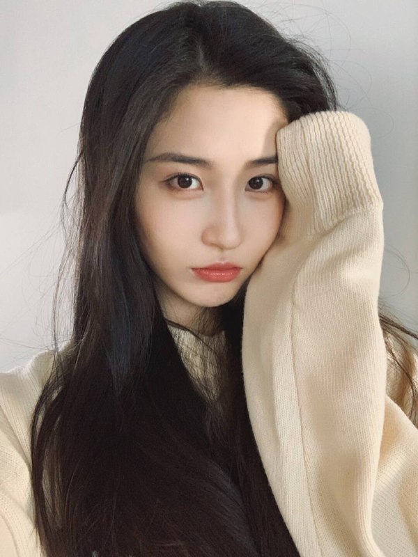 • 重庆陈筱薇💎💎极品169D，皮肤雪白，五官精致• 身材好，胸大腰细• 气质佳，纯天然五官，会来事儿