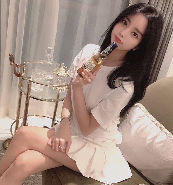 南京BOY。172c极品白小纯，短开半个月，兼职学生5.W。