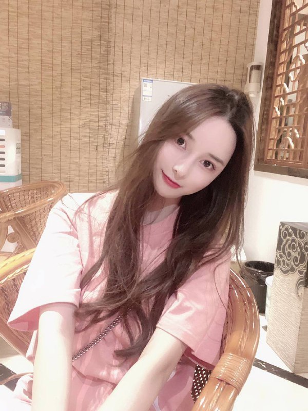 重庆小人物 极品校花• 171D 19 44kg• 乖巧可爱  温柔体贴• 谈吐有礼 张弛有度• 穿着得体 干净大方