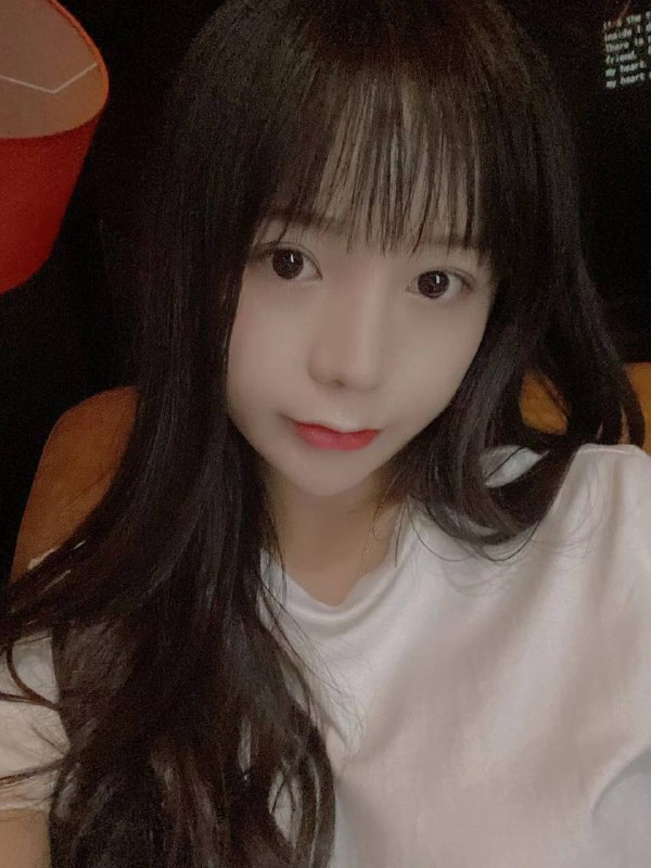 重庆•  小楼真🐻D三点粉 身高168，02年 极品白小纯乖巧听话 清纯气质🉑️素颜见❥支持各种验证 真人照片完全一致❥皮肤巨白 从不催客 大方健谈❥新人兼职短🎬相逢都是缘分