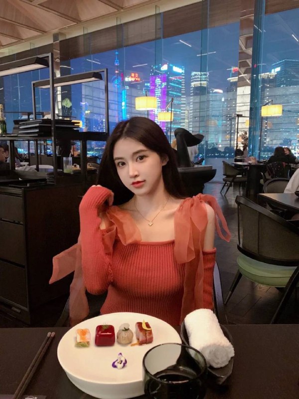 重庆。小楼晴天🏡168D学生👩‍🎓，超好看，第一天出来，什么也不懂，请哥哥包含，，性格好，🈶️耐心1