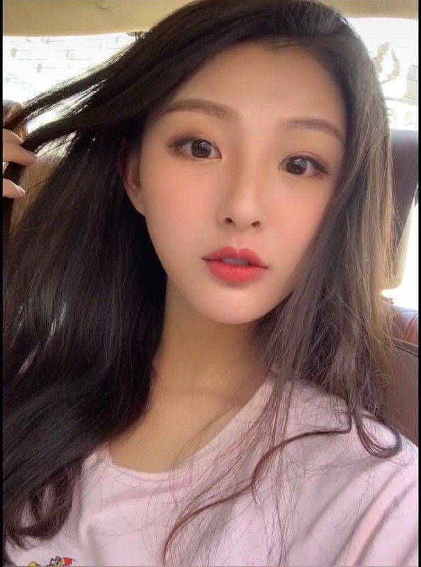 洁儿重师大一新生，刚下水新人168🐻D .01年性格活泼可爱 笑起来有两个酒窝 超级可爱的邻家小妹 皮肤白皙嫩滑 可素颜出门 身材均匀 凹凸有致