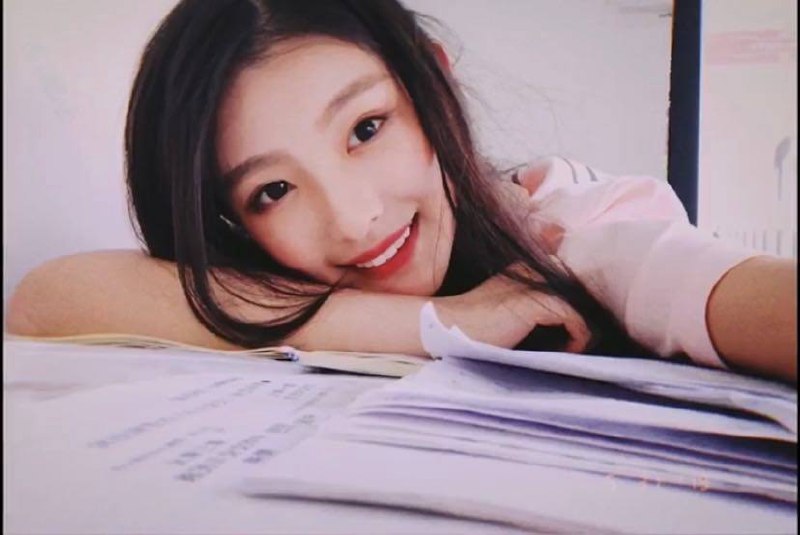 洁儿重师大一新生，刚下水新人168🐻D .01年性格活泼可爱 笑起来有两个酒窝 超级可爱的邻家小妹 皮肤白皙嫩滑 可素颜出门 身材均匀 凹凸有致