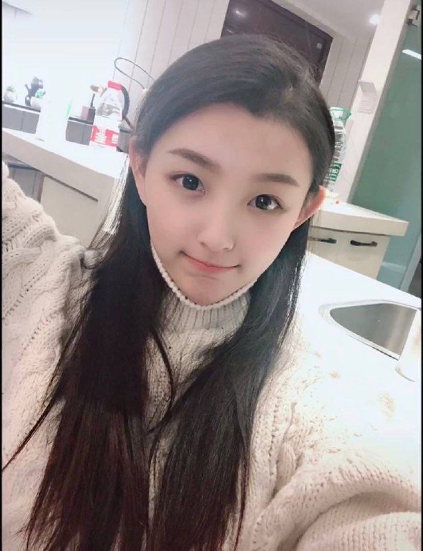 洁儿重师大一新生，刚下水新人168🐻D .01年性格活泼可爱 笑起来有两个酒窝 超级可爱的邻家小妹 皮肤白皙嫩滑 可素颜出门 身材均匀 凹凸有致