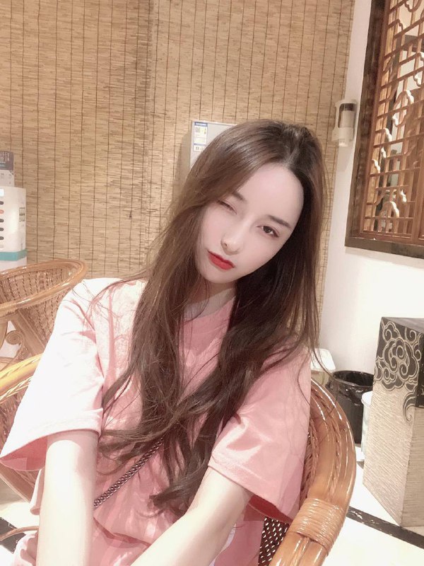 重庆小人物。极品校花• 171D 19 44kg• 乖巧可爱  温柔体贴• 谈吐有礼 张弛有度• 穿着得体 干净大方