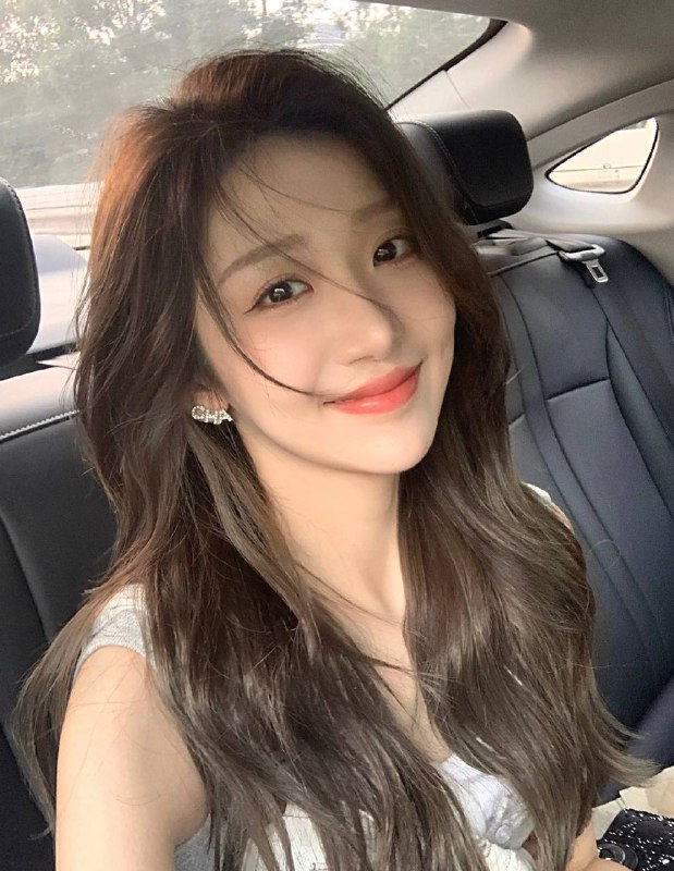 重庆赵露思。 美妆博主 应届毕业生 172D🐻笑容甜美✨皮肤光滑无赘肉嘴巧会聊天～谈吐淑女优雅