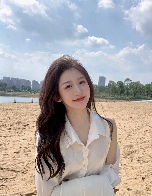 重庆赵露思。 美妆博主 应届毕业生 172D🐻笑容甜美✨皮肤光滑无赘肉嘴巧会聊天～谈吐淑女优雅