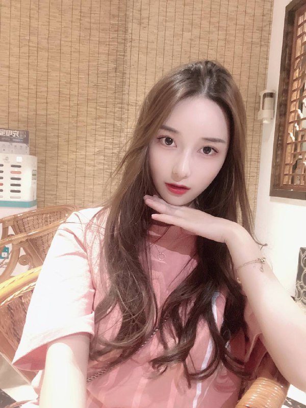 重庆小人物。极品校花• 171D 19 44kg• 乖巧可爱  温柔体贴• 谈吐有礼 张弛有度• 穿着得体 干净大方