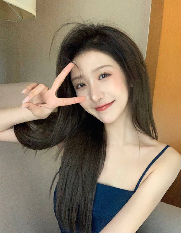 重庆赵露思。 美妆博主 应届毕业生 172D🐻笑容甜美✨皮肤光滑无赘肉嘴巧会聊天～谈吐淑女优雅