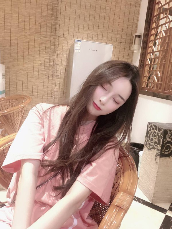 重庆小人物。极品校花• 171D 19 44kg• 乖巧可爱  温柔体贴• 谈吐有礼 张弛有度• 穿着得体 干净大方