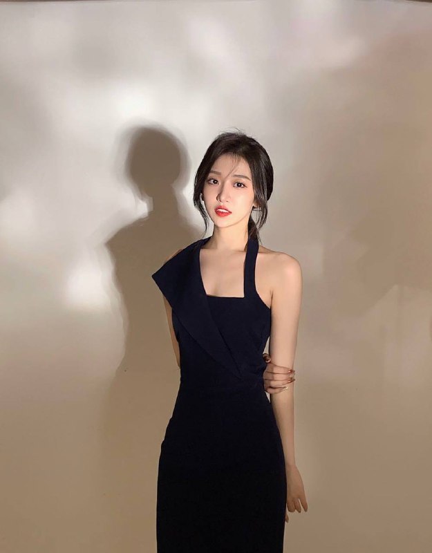 重庆赵露思。 美妆博主 应届毕业生 172D🐻笑容甜美✨皮肤光滑无赘肉嘴巧会聊天～谈吐淑女优雅