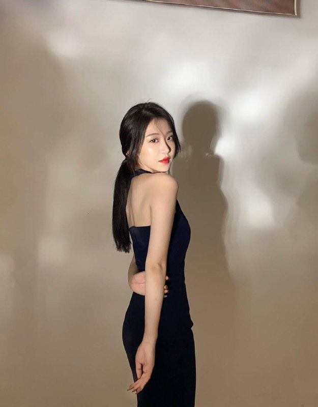 重庆赵露思。 美妆博主 应届毕业生 172D🐻笑容甜美✨皮肤光滑无赘肉嘴巧会聊天～谈吐淑女优雅