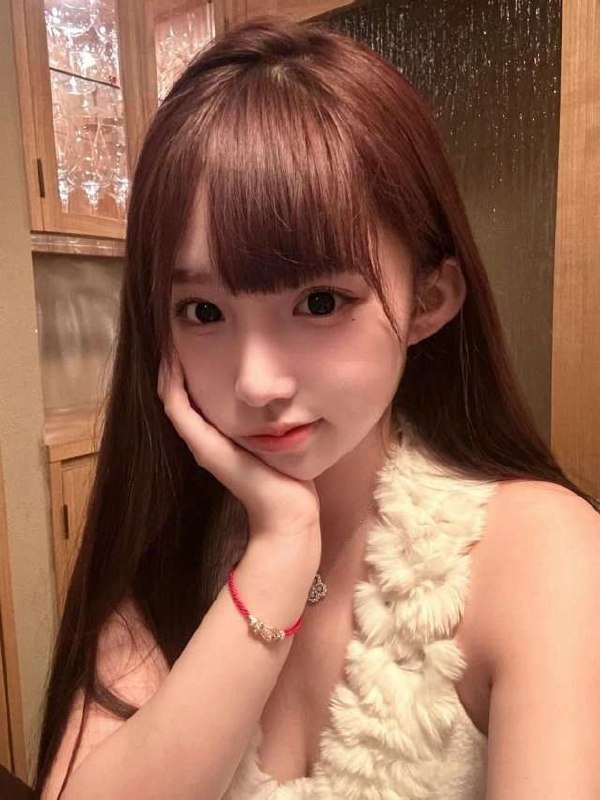 长沙❤️人，极品纯欲，首次登陆Age:05身高:170真🐻E，A4小蛮腰，皮肤雪白，纯天然无整，温柔体贴，气质大方