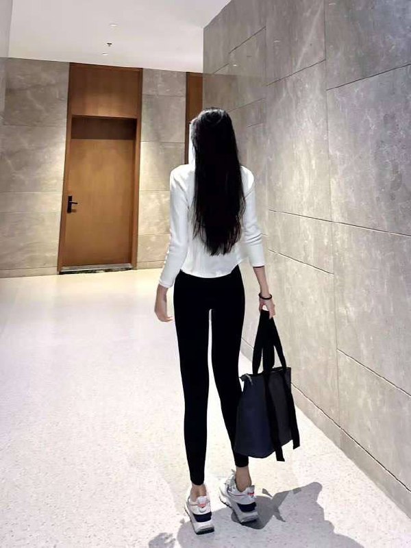 武汉小蕾玖➕新人 净高180模特兼职🐻E• 真实模特兼职 爱好旅游/健身/花艺/摄影• 新人下水 大长🦵真实E 皮肤雪白无纹身• 超温柔，配合度高大圈探花视频🌟需要安排点击预约:@AnnaGJ168📲被双向限制联系:@AnnaGJ168bot