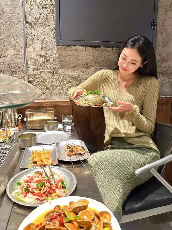 武汉小蕾玖➕新人 净高180模特兼职🐻E• 真实模特兼职 爱好旅游/健身/花艺/摄影• 新人下水 大长🦵真实E 皮肤雪白无纹身• 超温柔，配合度高大圈探花视频🌟需要安排点击预约:@AnnaGJ168📲被双向限制联系:@AnnaGJ168bot