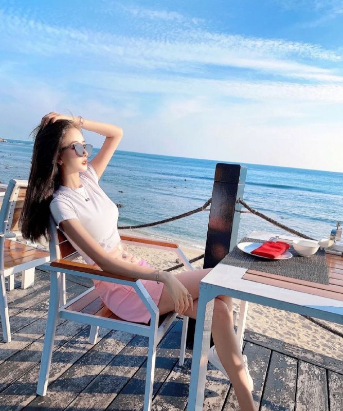 武汉摩羯➕青青🎬小演员出演过多部影视作品，王子文替身真人真照⚠️🈲️🎩☘️168   Dcup☘️。A4纸片腰。雪白纤细🥢腿.素质高，性格超好，会聊天#体验感好#好评#推荐🌟需要安排点击预约:@AnnaGJ168📲被双向限制联系:@AnnaGJ168bot