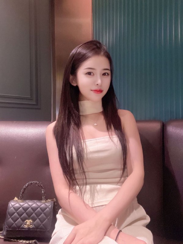 武汉摩羯➕青青🎬小演员出演过多部影视作品，王子文替身真人真照⚠️🈲️🎩☘️168   Dcup☘️。A4纸片腰。雪白纤细🥢腿.素质高，性格超好，会聊天#体验感好#好评#推荐🌟需要安排点击预约:@AnnaGJ168📲被双向限制联系:@AnnaGJ168bot