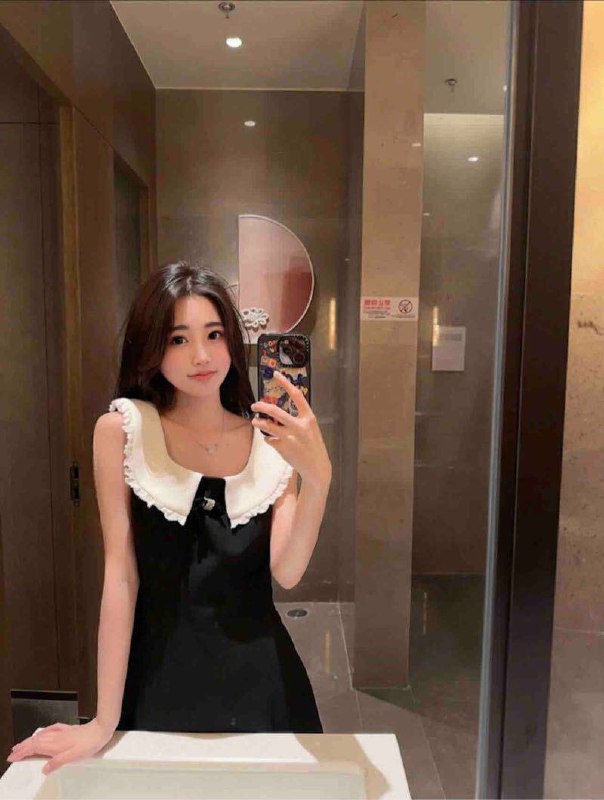 武汉小蕾玖➕音乐学院 兼职𝗗𝗮𝘁𝗲：❶⑦〇 / D  03年 川妹子𝗦𝗰𝗵𝗼𝗼𝗹：武汉 音乐学院𝗞𝗲𝘆𝘄𝗼𝗿𝗱：90斤 · 邻家粉白 ·素颜 · Jk这个世界上美好的事情不多，立秋傍晚河对岸吹来的风，和笑起来甜的要命的女孩