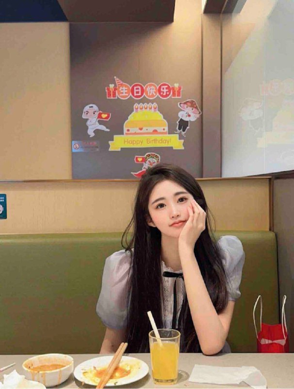 武汉小蕾玖➕音乐学院 兼职𝗗𝗮𝘁𝗲：❶⑦〇 / D  03年 川妹子𝗦𝗰𝗵𝗼𝗼𝗹：武汉 音乐学院𝗞𝗲𝘆𝘄𝗼𝗿𝗱：90斤 · 邻家粉白 ·素颜 · Jk这个世界上美好的事情不多，立秋傍晚河对岸吹来的风，和笑起来甜的要命的女孩