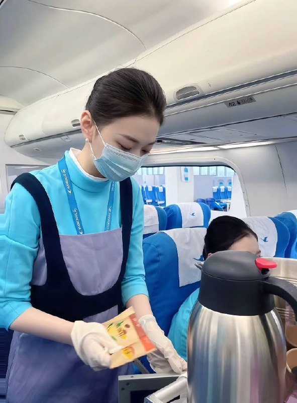 00后CC  171e  46kg   零整容妈生脸。可纯可御洋气 皮肤滑嫩白皙.身材气质俱佳 .  高情商 .温柔 热情⚠️⚠️⚠️航班到港时间可能出现变动，最好提前预约。另外公司规定晚上12点以后禁止外出，敬请谅解！