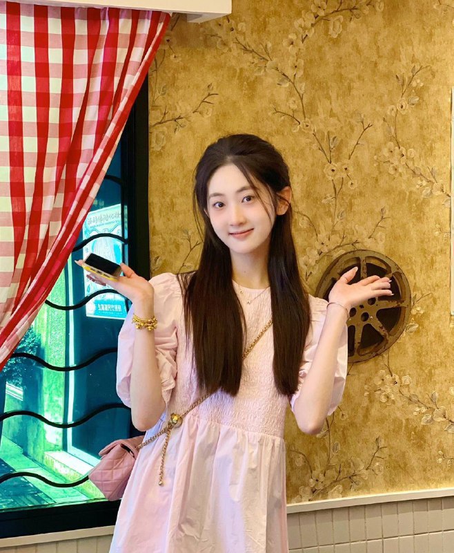 重庆❤️人170c 女友风格在校艺术生五官秀气精致想做你的甜甜女友吖