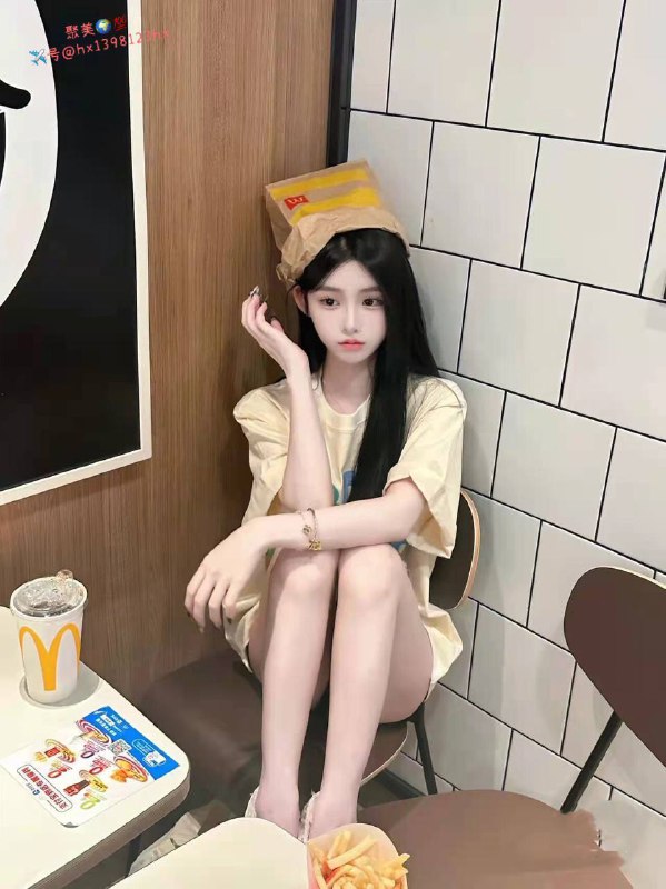 重庆新人3⃣️外5⃣️168 d，无瑕疵的巨白，无纹身，无疤痕，筷子腿很直网红小纯