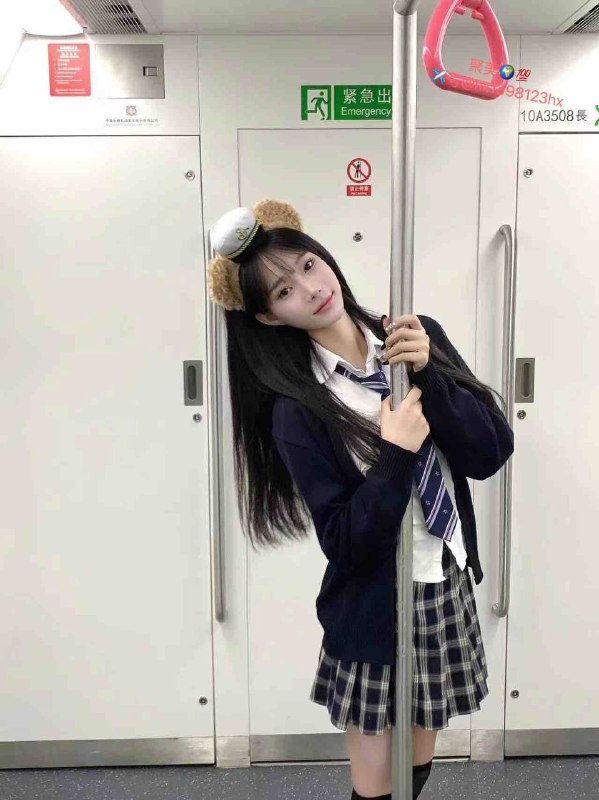 重庆在校兼职生初次下水纯兼职💗真实04年 168cm 40KG C➕💗三点巨粉！皮肤超白💗敏感体质💗高挑大长腿💗天然初恋脸 全身0整 可素颜见课👅↑上述已经过验证