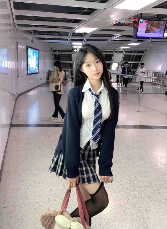 重庆在校兼职生初次下水纯兼职💗真实04年 168cm 40KG C➕💗三点巨粉！皮肤超白💗敏感体质💗高挑大长腿💗天然初恋脸 全身0整 可素颜见课👅↑上述已经过验证