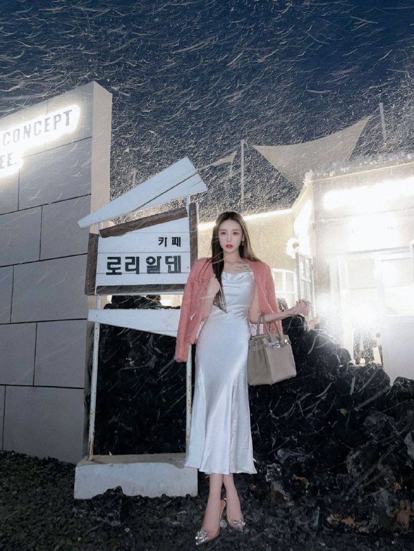 重庆00年 166 E 韩系小混血脸新人兼职 黄金比例♊️应届毕业生播音系黄金比例A4腰筷子腿可盐可甜 声音甜糯本人比照片好看