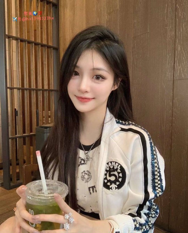 重庆❤️学妹Fashion models模特身材 马甲线·身高170cm 天然🐻d 真实天然挺拔·年龄/Age19岁高素质 可爱纯欲女孩全身雪白无赘肉 超长筷子腿情商在线前凸后翘气质优雅善解人意准大学生兼职网拍腿模给你难忘的邂逅体验待客如初恋超好的女友性格 服务素质谈吐高