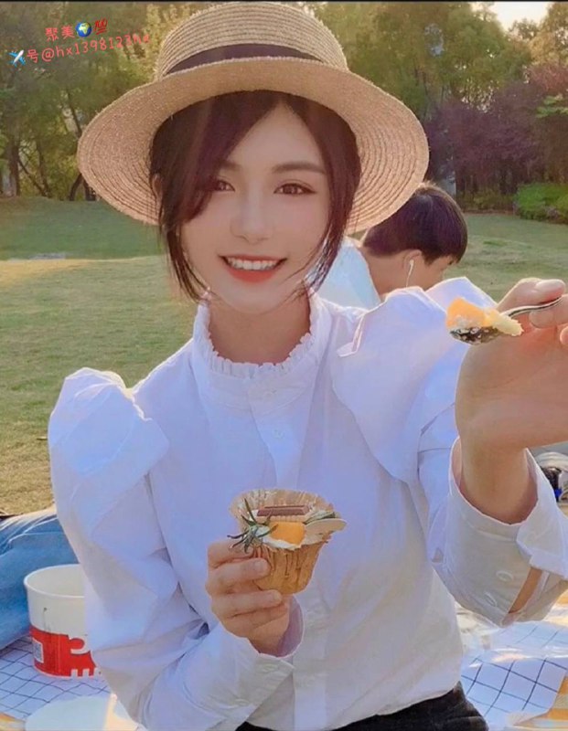 重庆❤️人月儿，168.🐻B＋，90斤，筷子腿，皮肤白，A4腰，兼职模特，声音甜美。