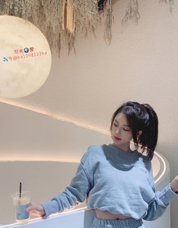重庆❤️人月儿，168.🐻B＋，90斤，筷子腿，皮肤白，A4腰，兼职模特，声音甜美。