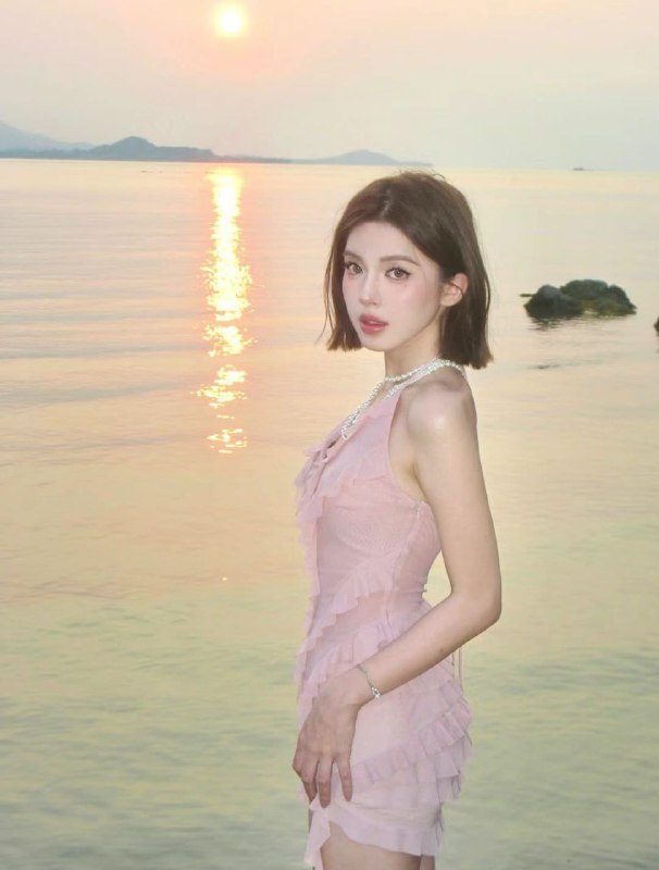 #香港短发女神~931一字马劈叉🈶舞蹈功底兼职普拉提私教老师五官精致立体，皮肤白嫩身材苗条柔软，腰细腿长小香肩，小细腰，筷子腿推荐指数🌟🌟🌟🌟🌟频道客服:@AnnaGJ168全球客服：@AnnaGJ168bot#香港兼职#香港外围#香港上门